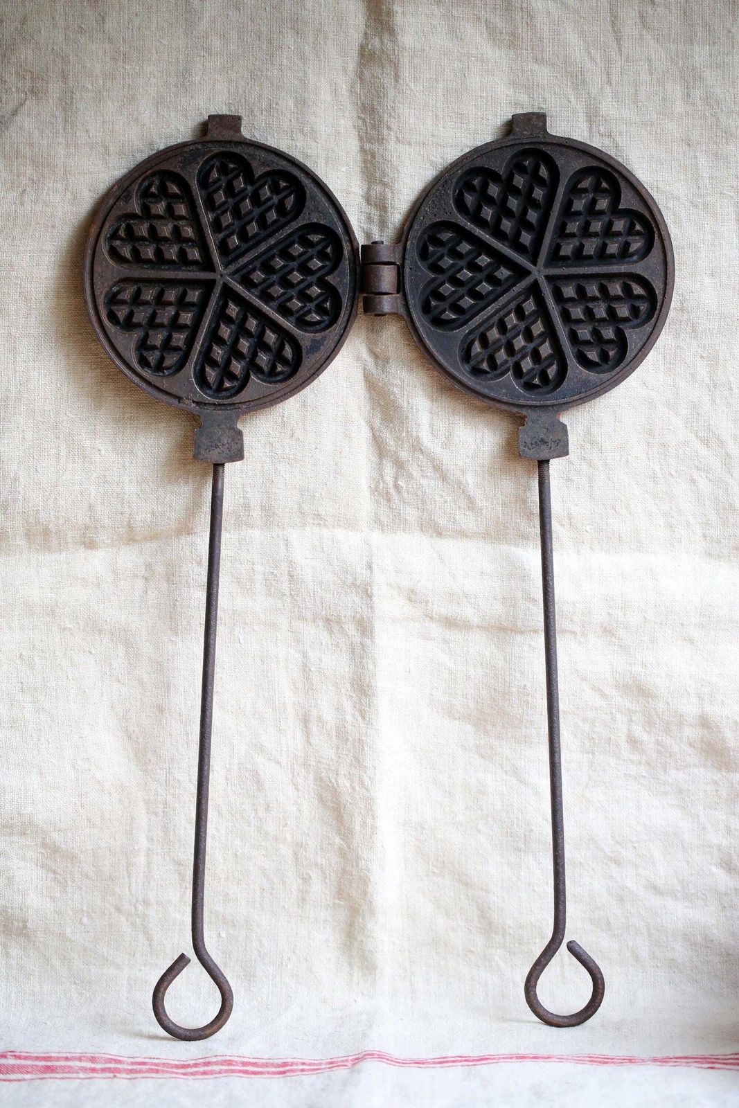 photo furniture Large Antique Waffle Iron French Primitive With Hearts Black Cast Iron Stove Top Pan