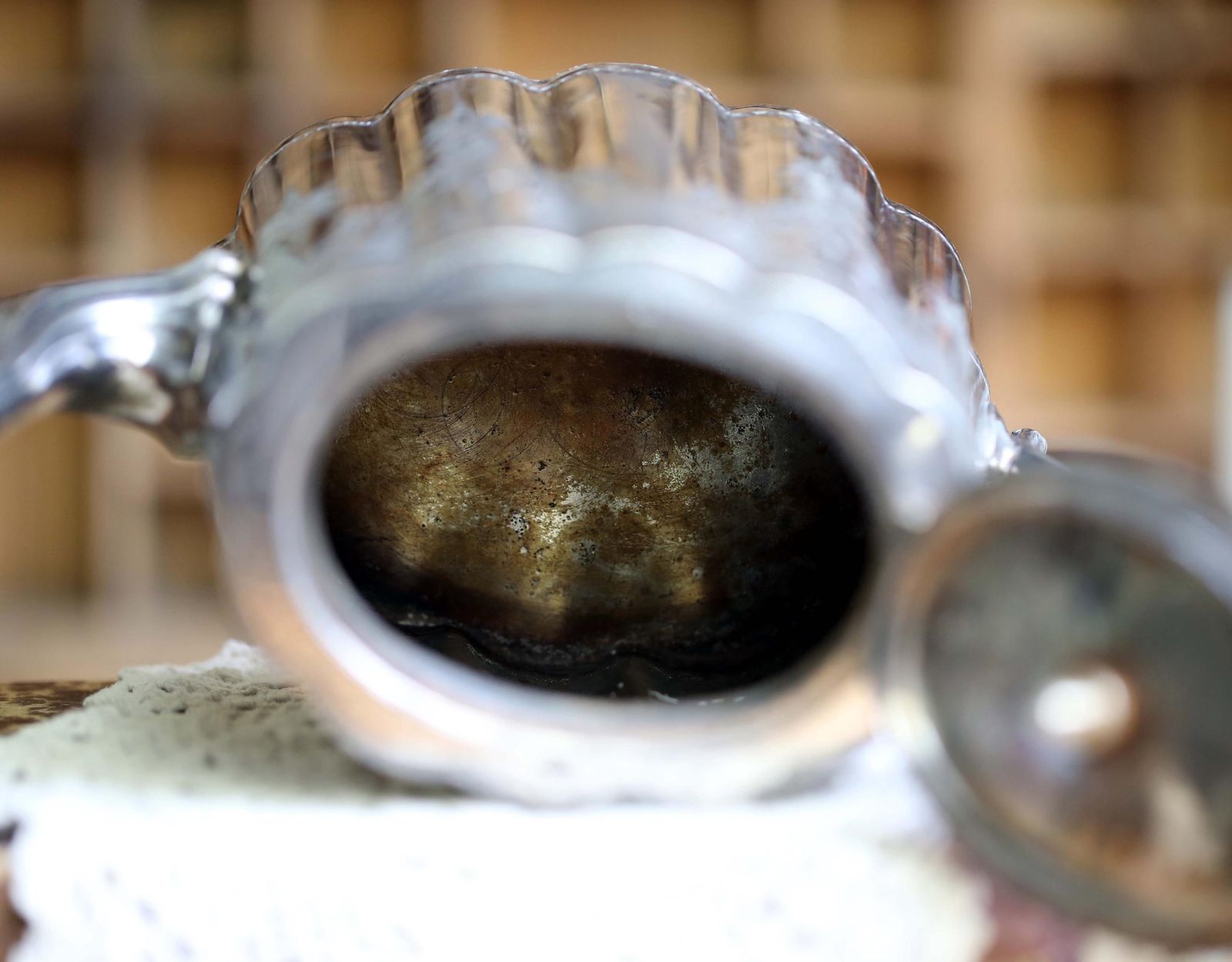 photo vinterior Small Antique Aesthetic Era Teapot Engraved Ornate Silver Plate Tea Pot Aesthetic Movement