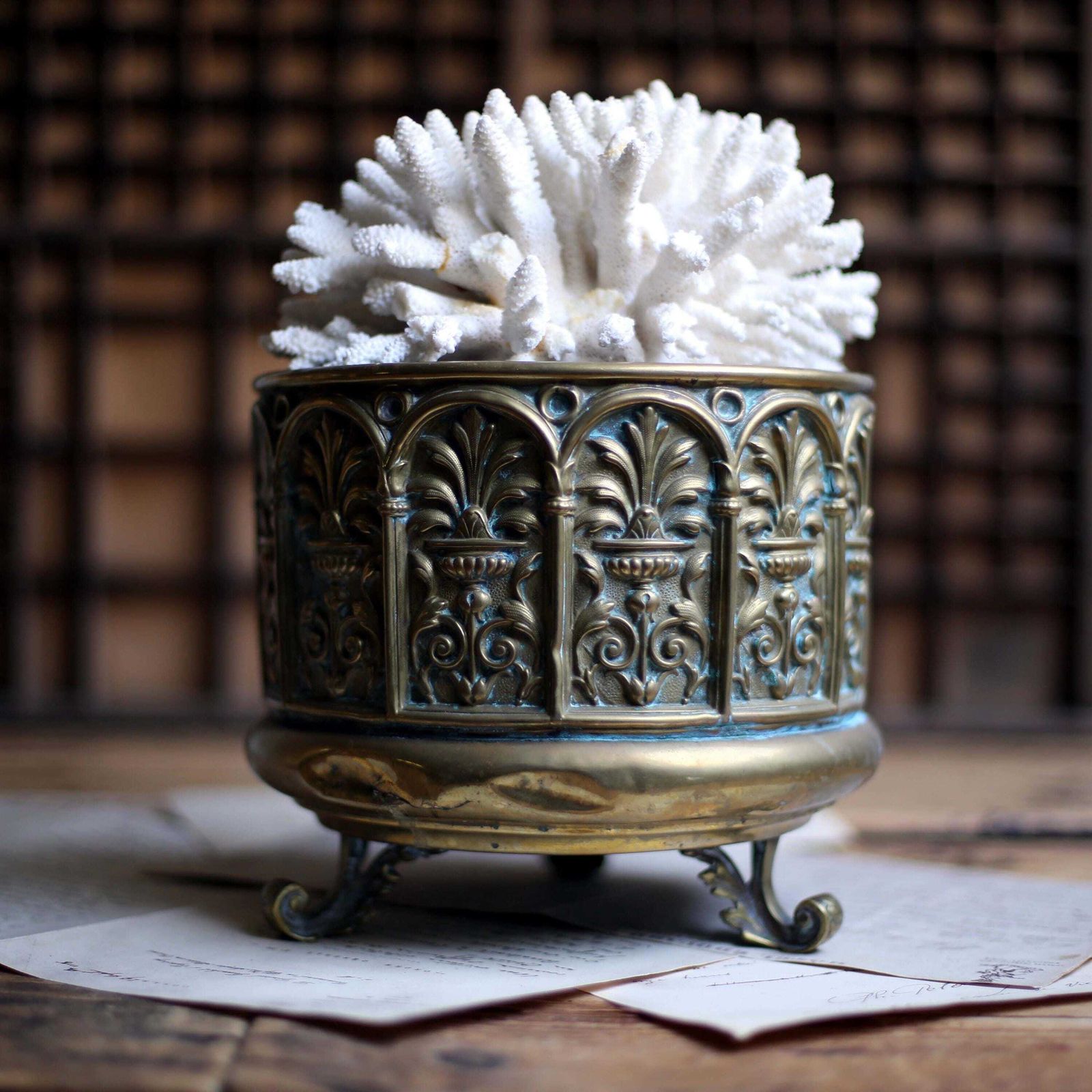 photo vinterior Antique French Jardiniere Brass Repousse Table Centerpiece Round Cache Pot Napoleon III 1800s