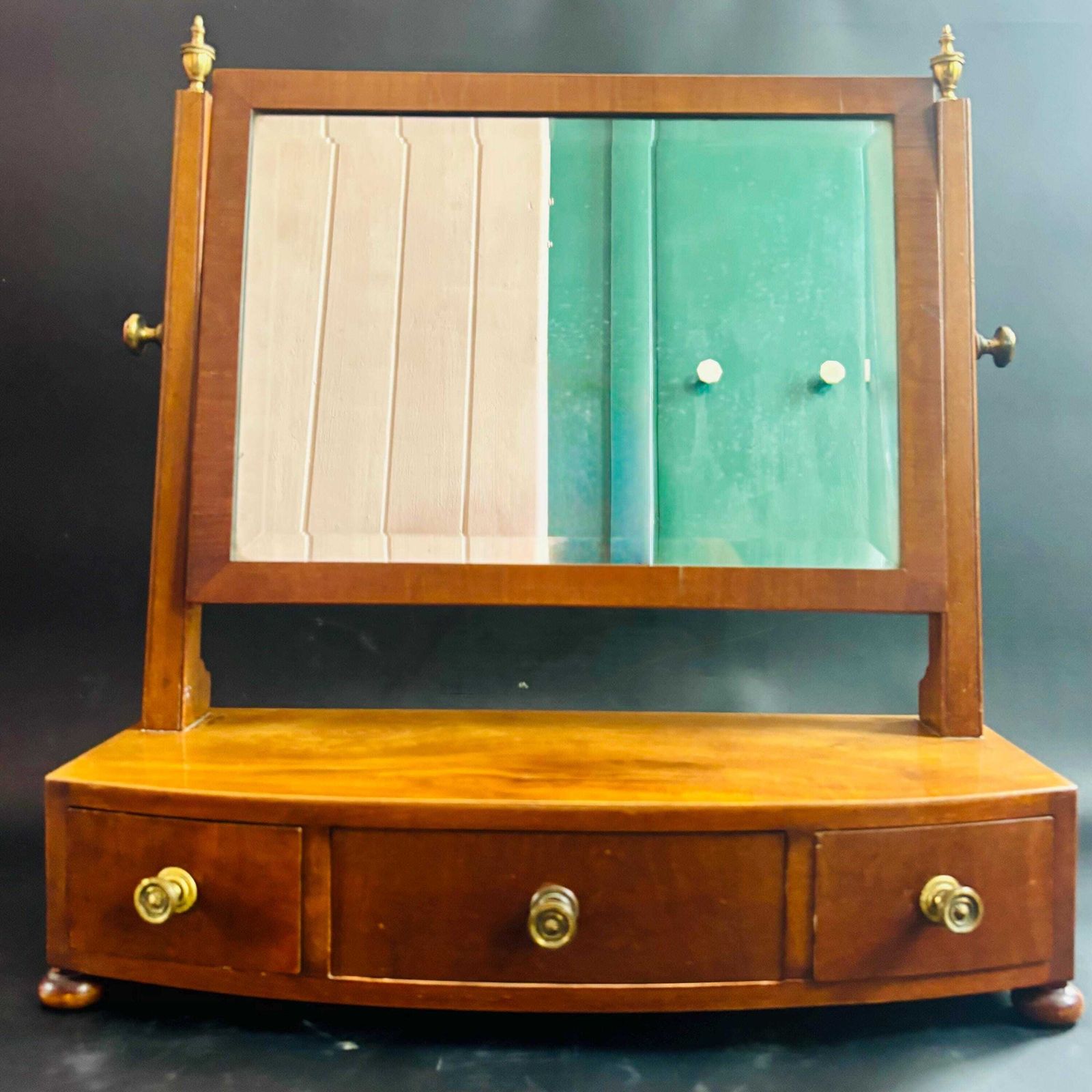 Miroir de toilette Regency en acajou à façade galbée avec tiroirs, vers 1820 photo furniture