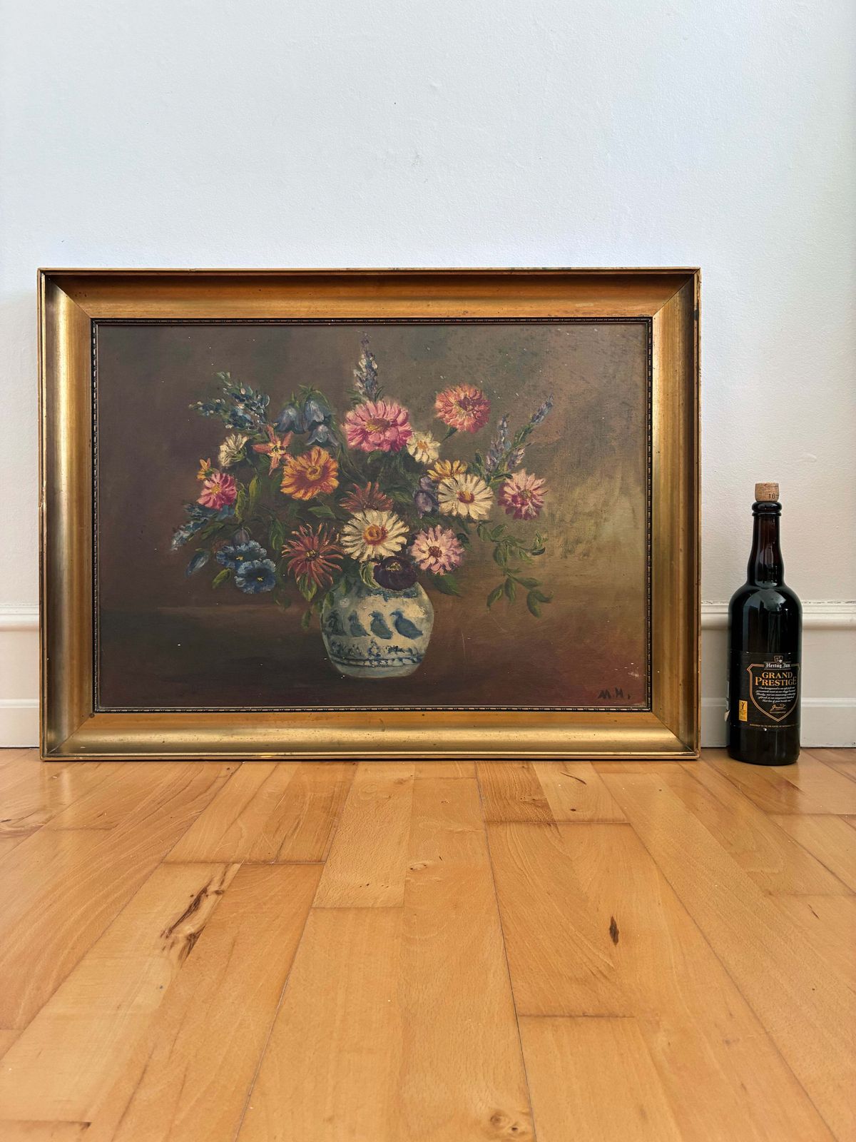 photo vinterior Vintage bloemen olieverfchilderij met blauw-wit vaasje