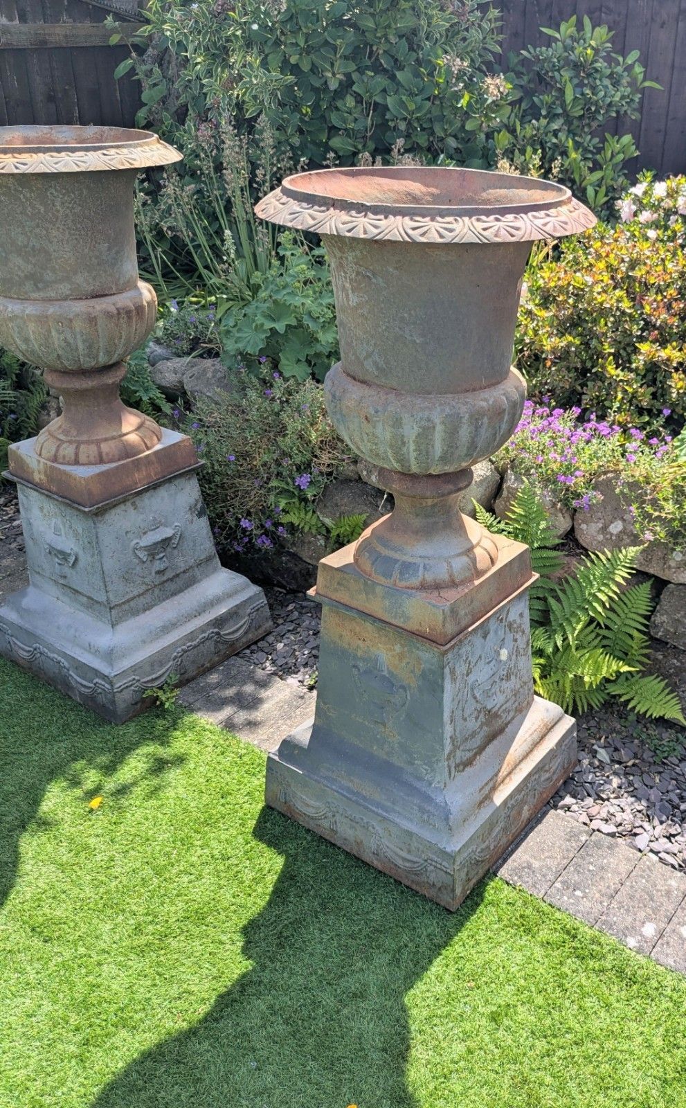 Grandes urnes Campana de style XIXe siècle en fonte avec socles, livraison disponible, réf. 0338. photo buy