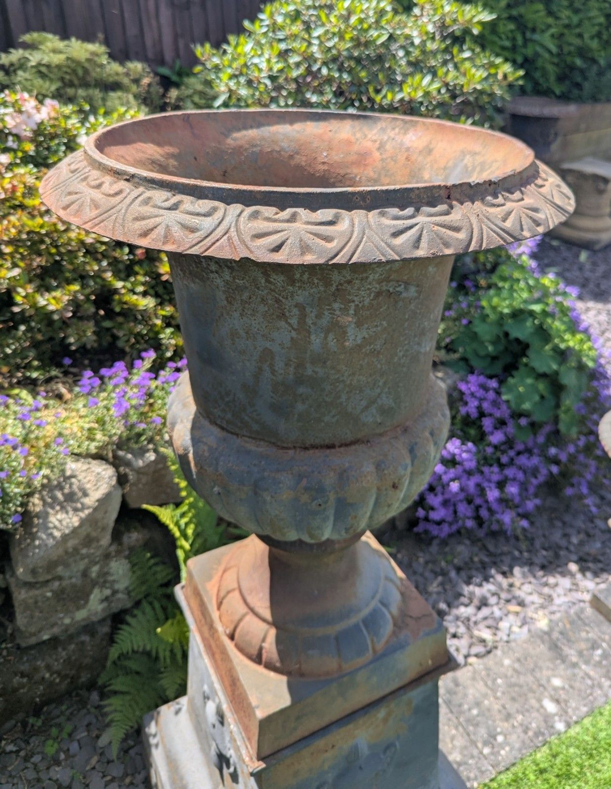 Décoration de jardin Grandes urnes Campana de style XIXe siècle en fonte avec socles, livraison disponible, réf. 0338. photo