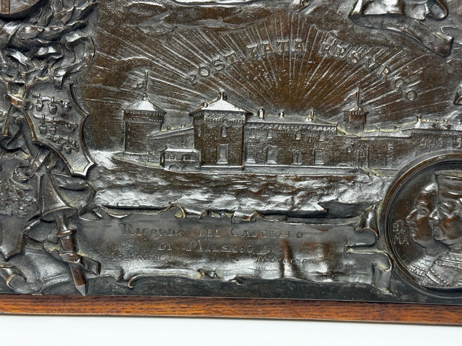 Bronzen sculptuur 19e eeuw Castello Sforzesco Milaan Sforza Visconti heraldiek photo vinterior