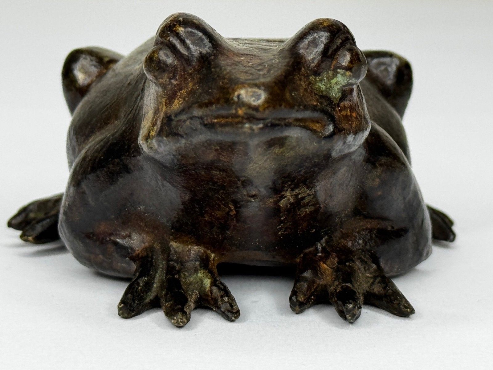 19e-eeuwse Franse bronzen kikker, Parijse werkplaats ca. 1850, sculptuur in de stijl van Moigniez photo furniture