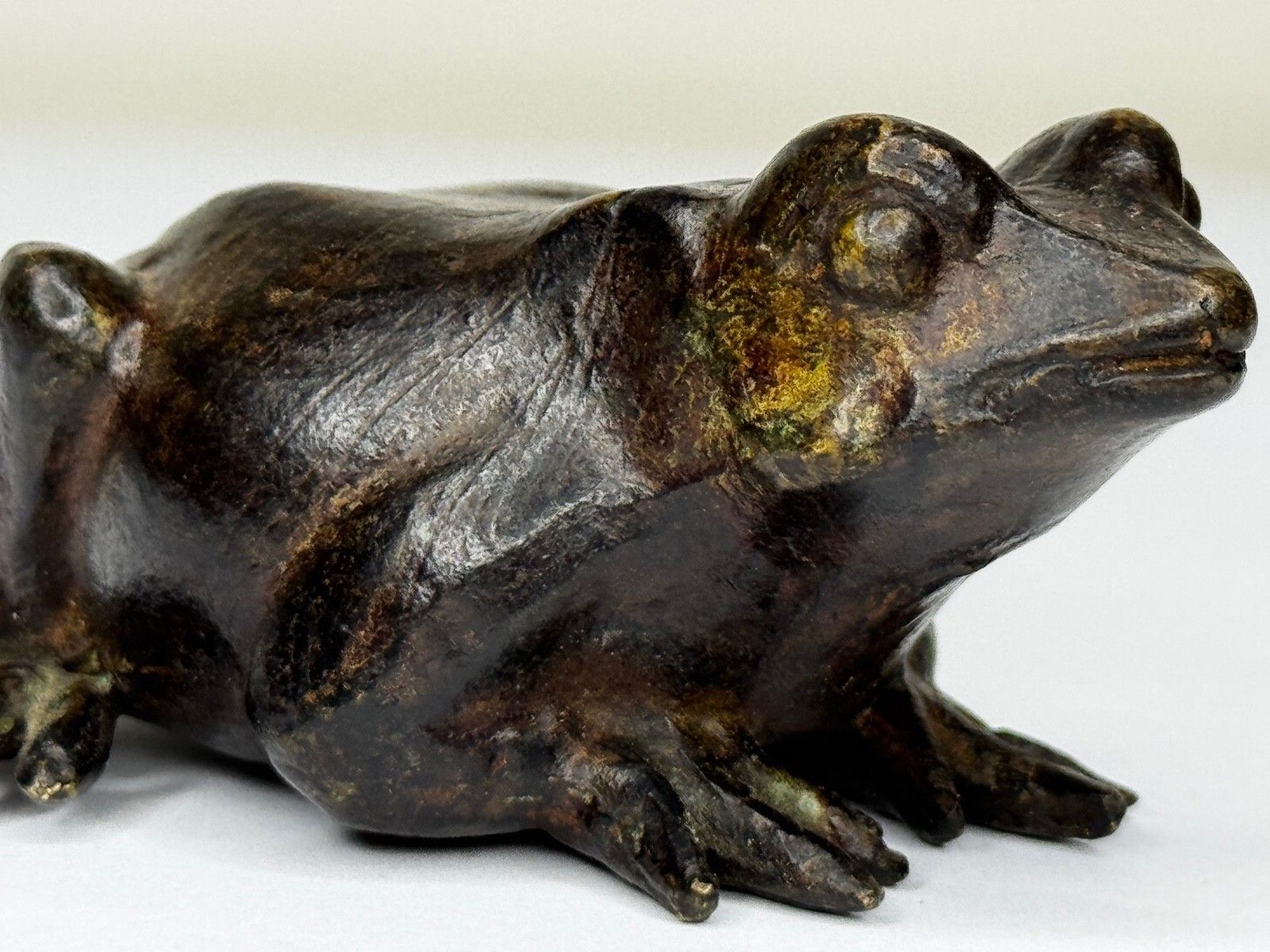 19e-eeuwse Franse bronzen kikker, Parijse werkplaats ca. 1850, sculptuur in de stijl van Moigniez photo for sale