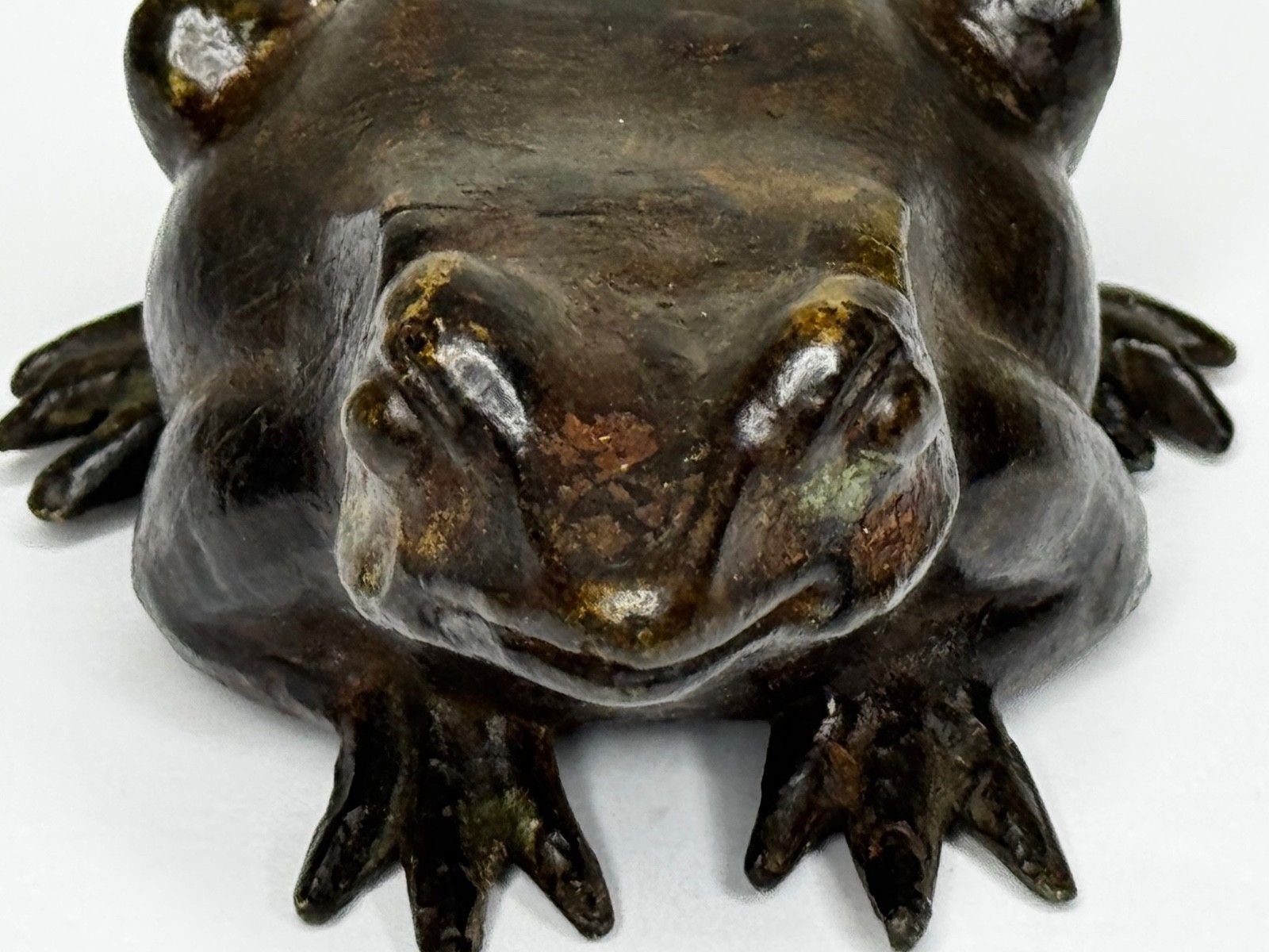 photo furniture 19e-eeuwse Franse bronzen kikker, Parijse werkplaats ca. 1850, sculptuur in de stijl van Moigniez