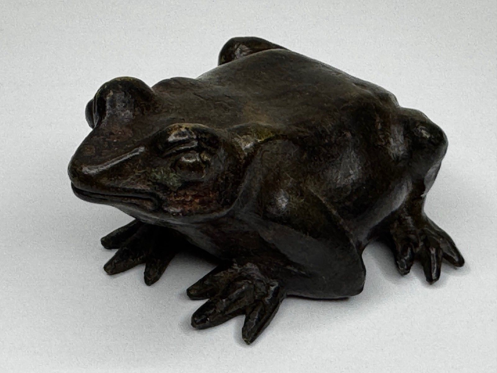 photo for sale 19e-eeuwse Franse bronzen kikker, Parijse werkplaats ca. 1850, sculptuur in de stijl van Moigniez