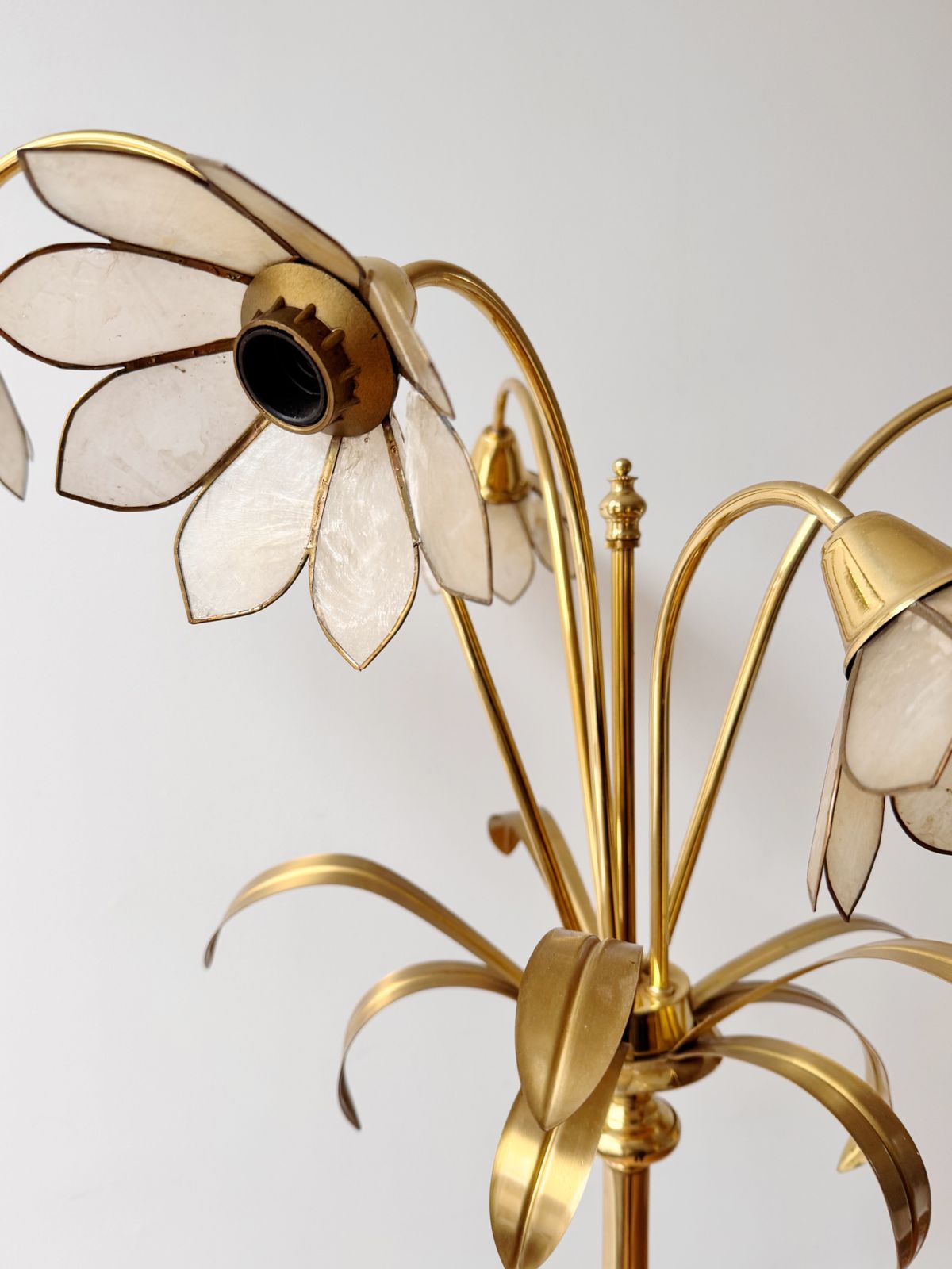 Hollywood Regency stijl messing vloerlamp in bamboestijl met bloemvormige schelplampenkappen, jaren 1970 photo Verlichting
