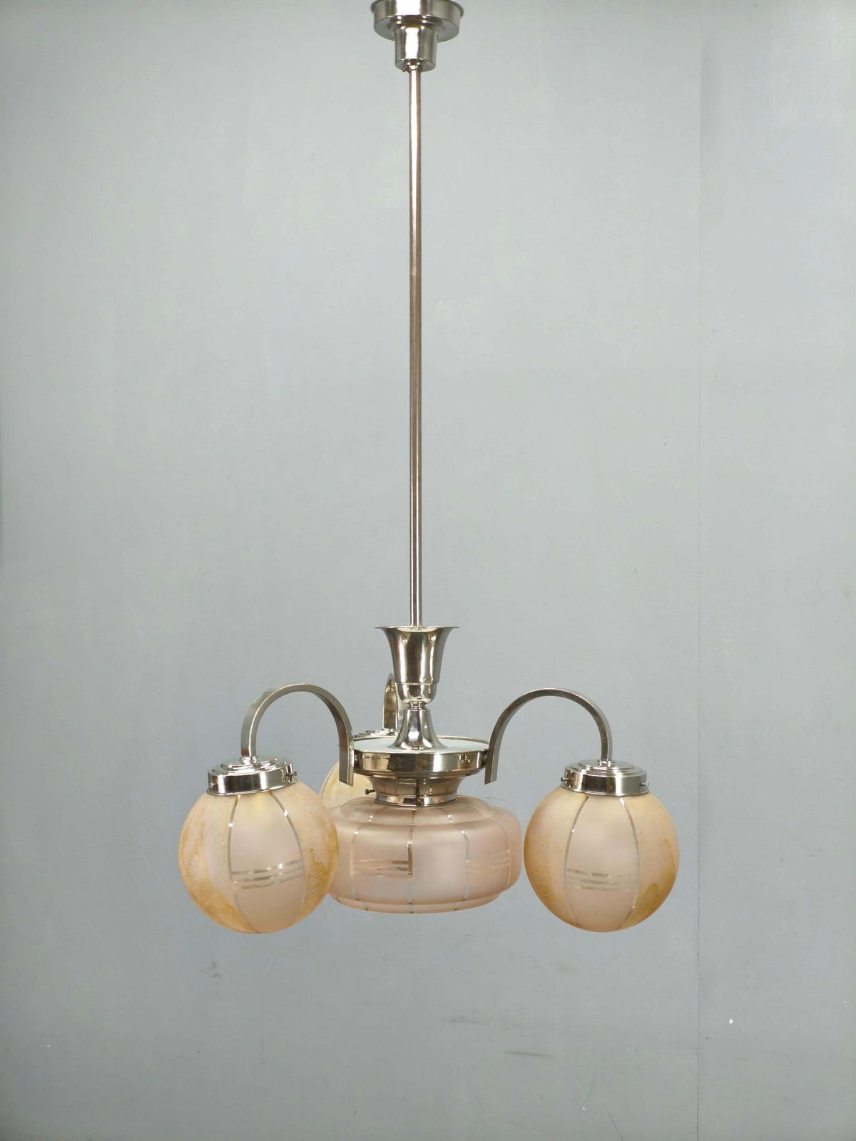 978.0 Art Deco Roze Glazen Kroonluchter, Tsjecho-Slowakije, jaren 1940 photo