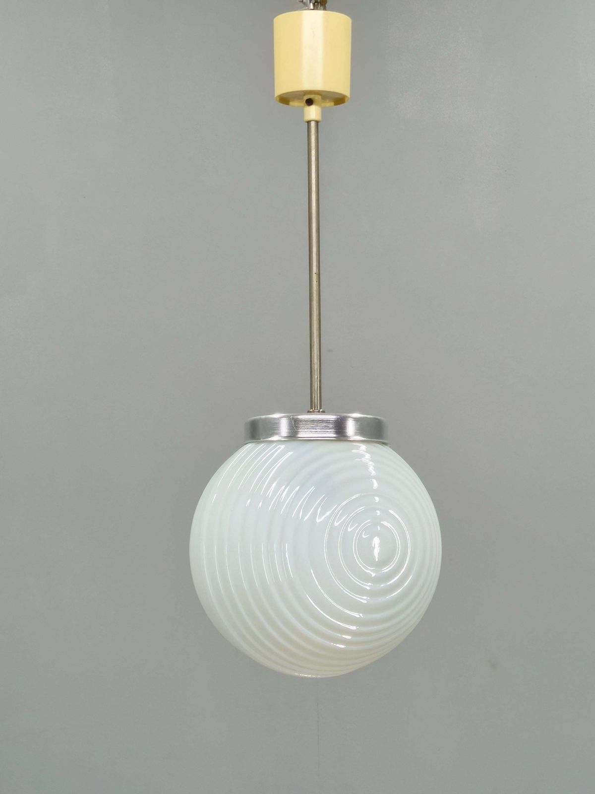 Tsjechoslowaakse geribbelde opaline glazen hanglamp, jaren 1970 photo furniture