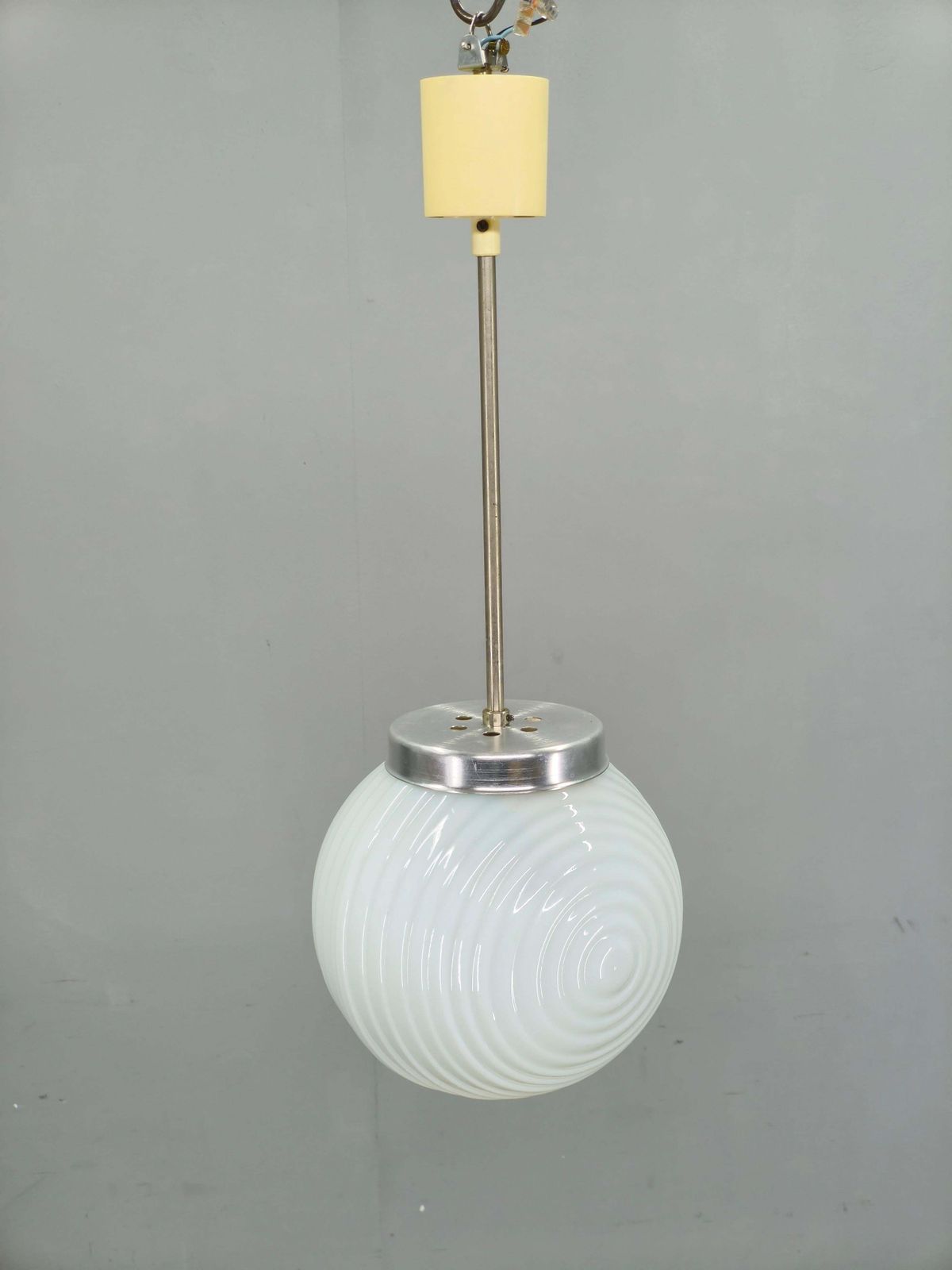 Tsjechoslowaakse geribbelde opaline glazen hanglamp, jaren 1970 photo vintage