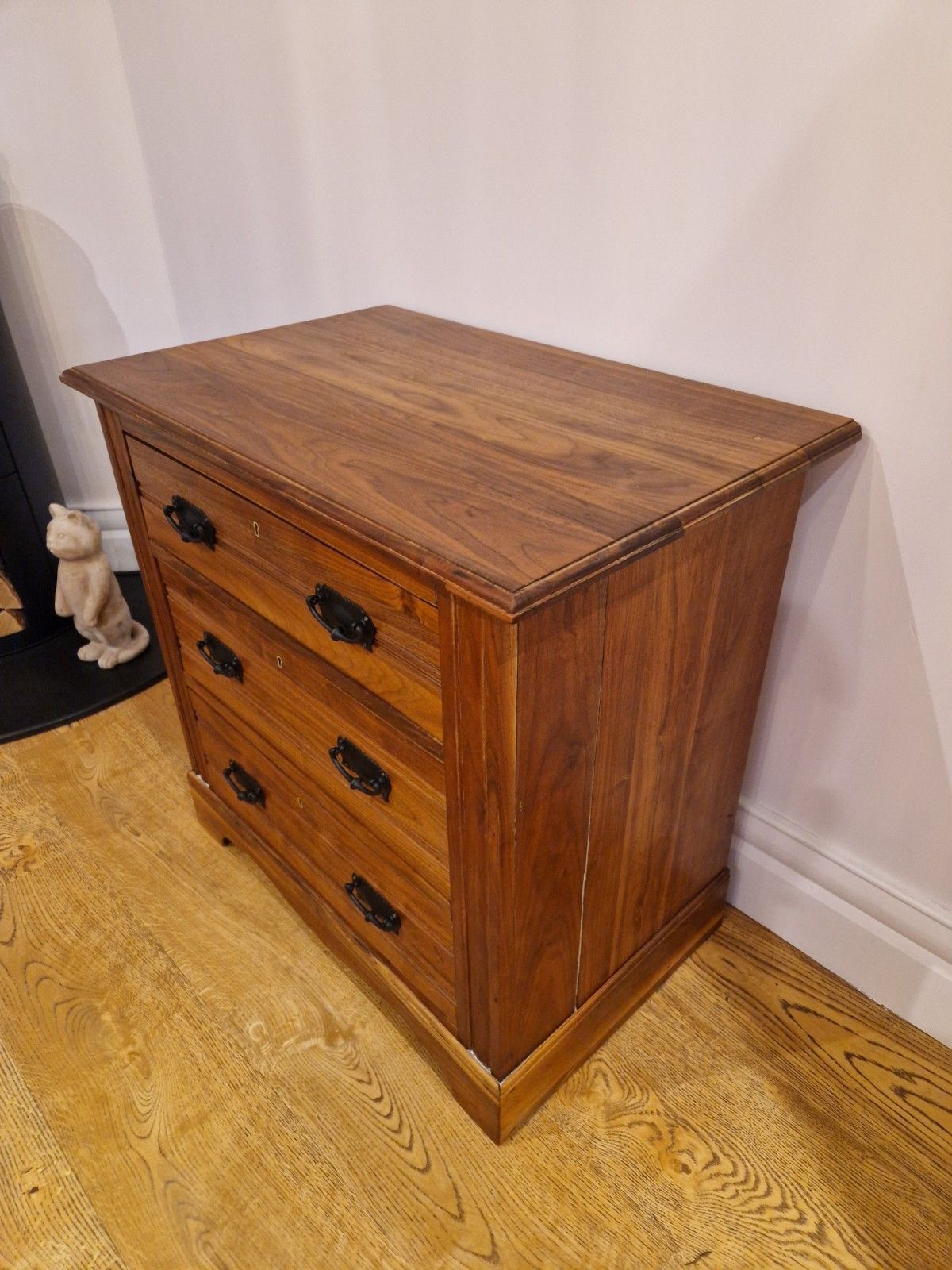 photo vintage Vintage Solid Walnut Chest Of Drawers – 4 Drawers, Restored With Black Handles