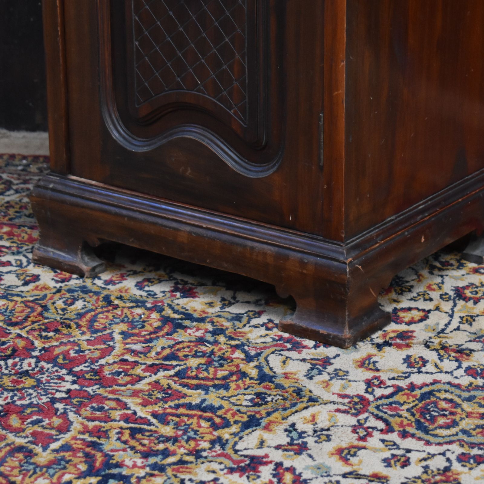 photo furniture Antique Mahogany Ornate Trellis Carved Nightstand Pot Cupboard Bedside Cabinet