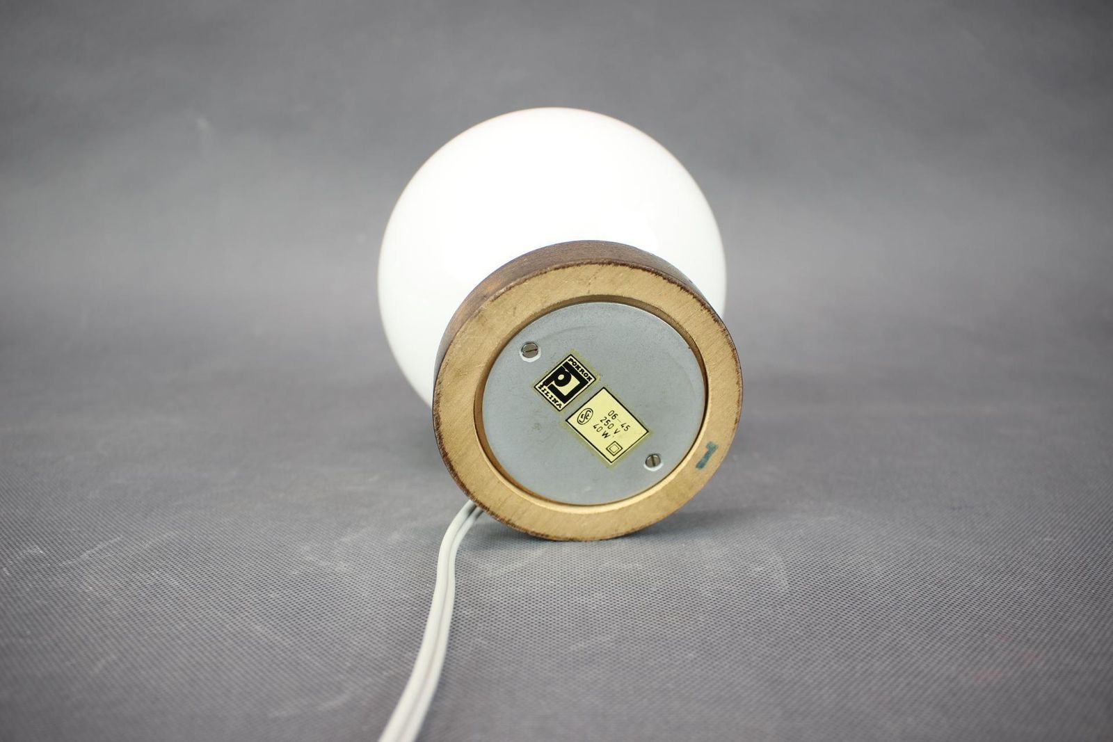 Lampe de table mid-century en verre opaline tchèque par Pokrok Žilina, années 1960 photo 240.0