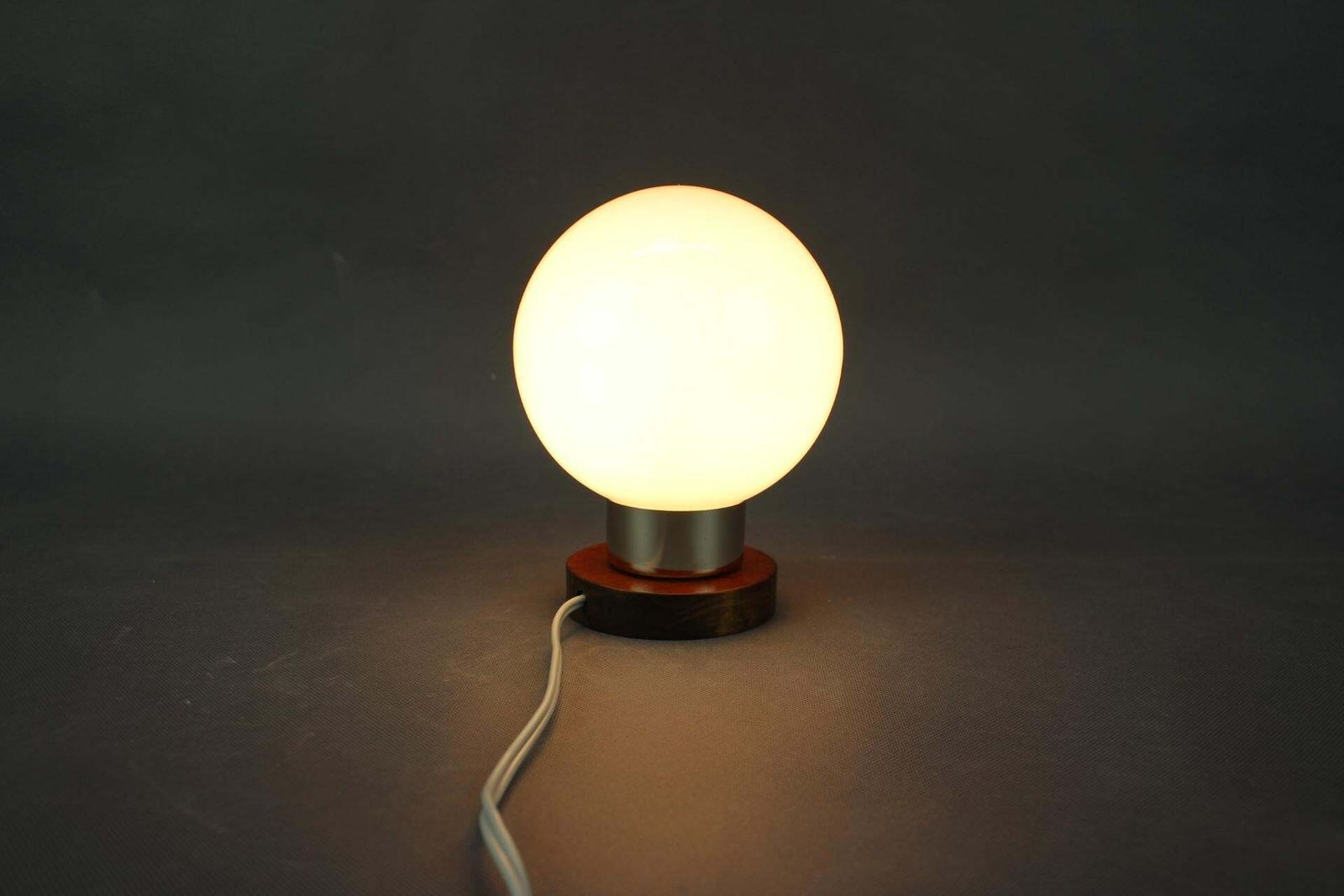 Mid-Century Tsjechische Opaline Glazen Bol Tafellamp van Pokrok Žilina, jaren 1960 photo buy