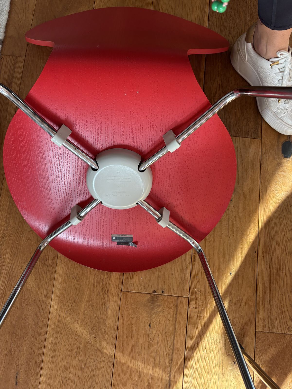 photo buy Set Of 6 Red Series 7 Chair By Arne Jacobsen For Fritz Hansen