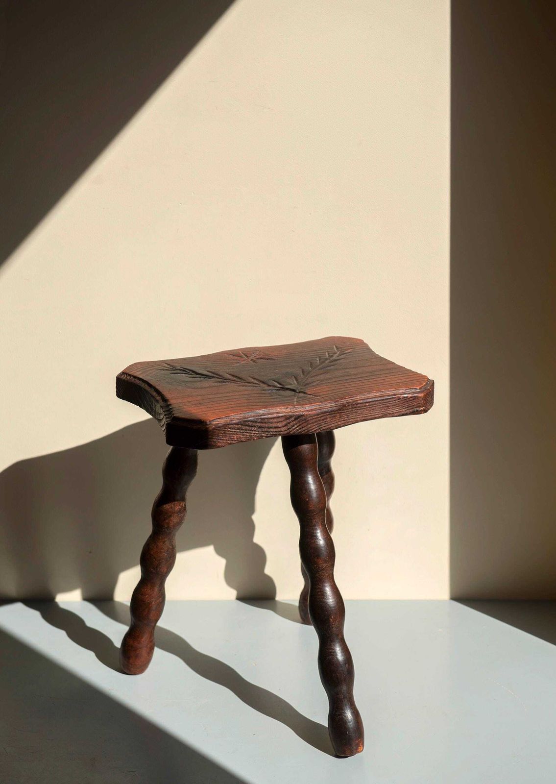 Tabouret à bobines rustique d'époque, support à plantes en bois sculpté à la main, tabouret repose-pieds de style campagnard photo furniture