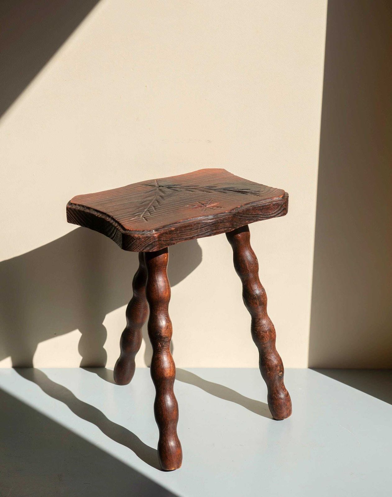 Antiek rustiek bobbin krukje | Handgesneden houten plantenstandaard | Primitief boerenlandse voetenbank photo 226.0