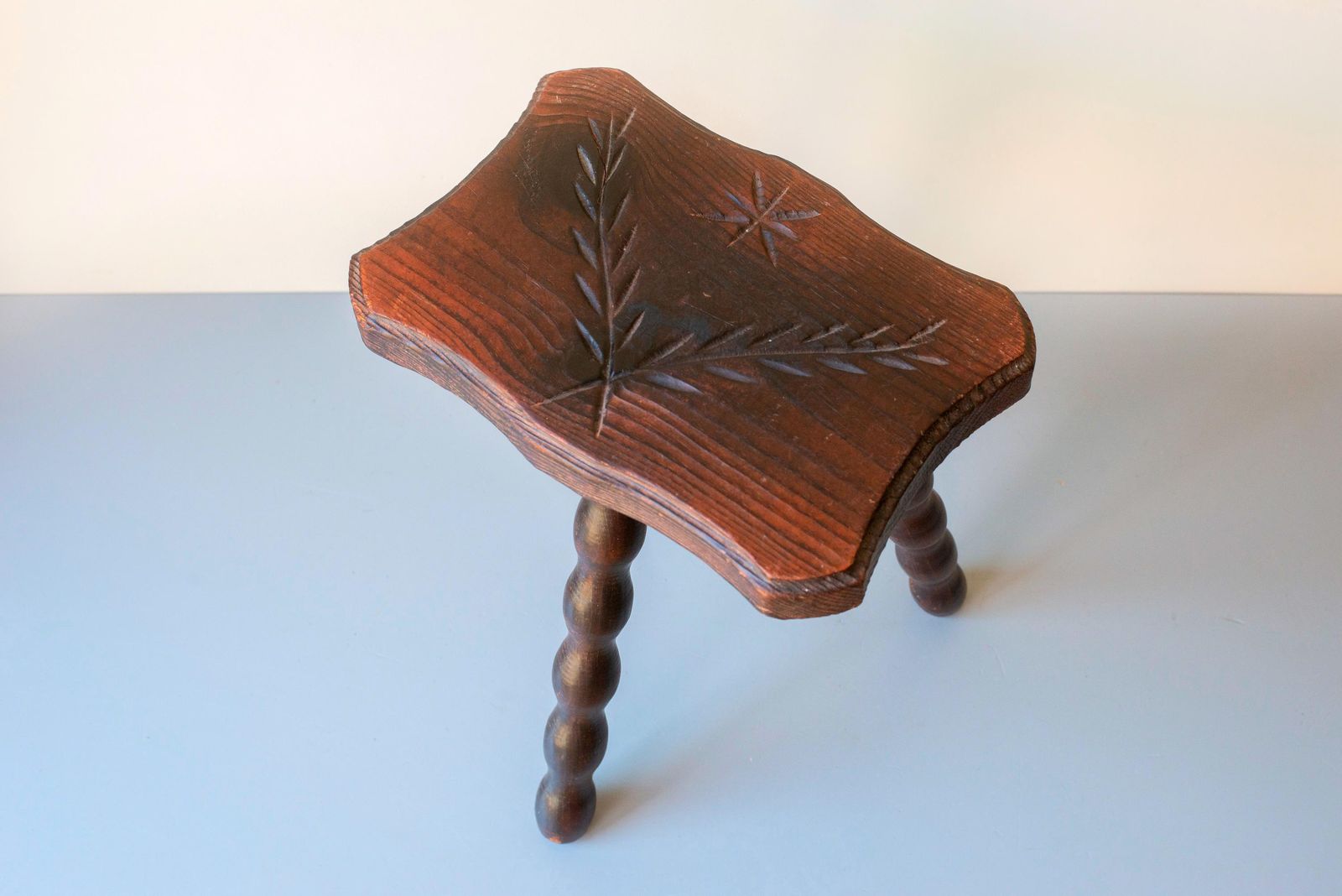 226.0 Antiek rustiek bobbin krukje | Handgesneden houten plantenstandaard | Primitief boerenlandse voetenbank photo