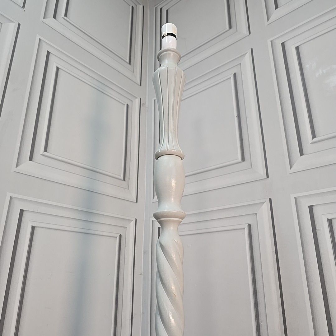 photo vintage Retro Vintage Standard Lamp Painted Wooden Barley Twist Light For Rewiring