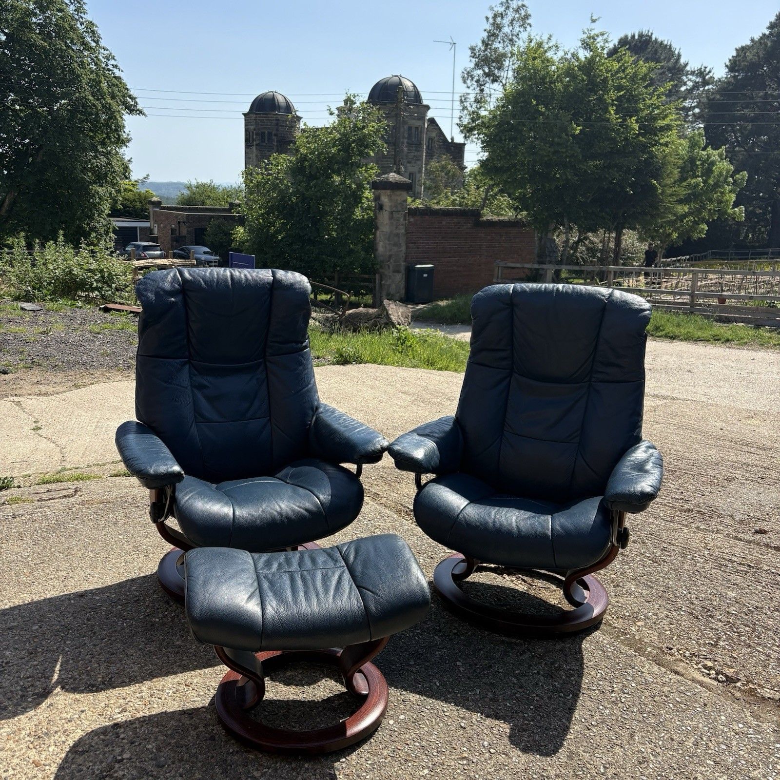 Pair Blue Leather Ekornes Stressless Windsor Teak Frame Recliner Chairs & Stool