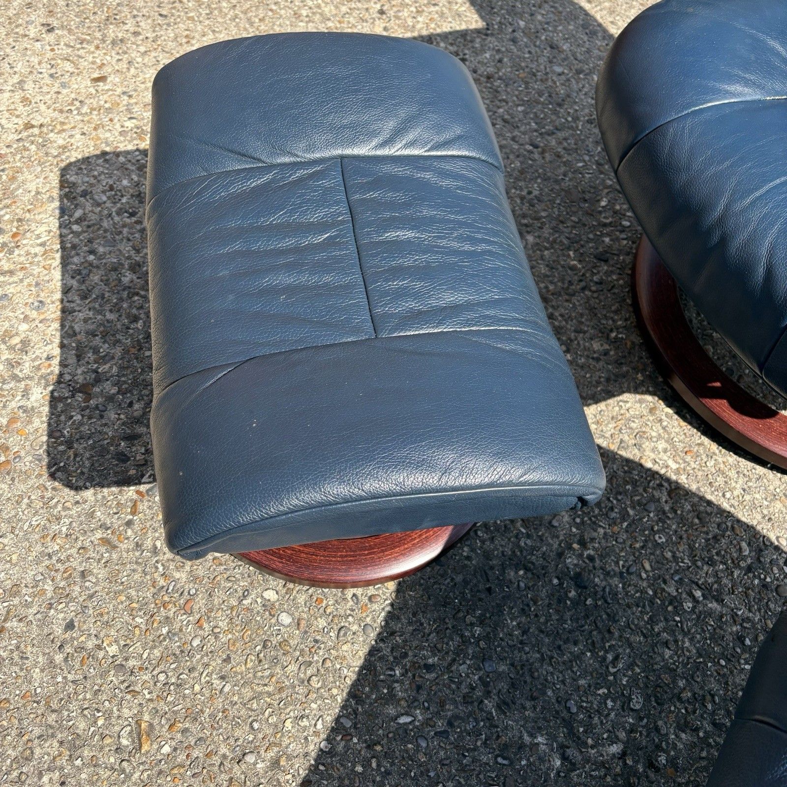 photo furniture Pair Blue Leather Ekornes Stressless Windsor Teak Frame Recliner Chairs & Stool