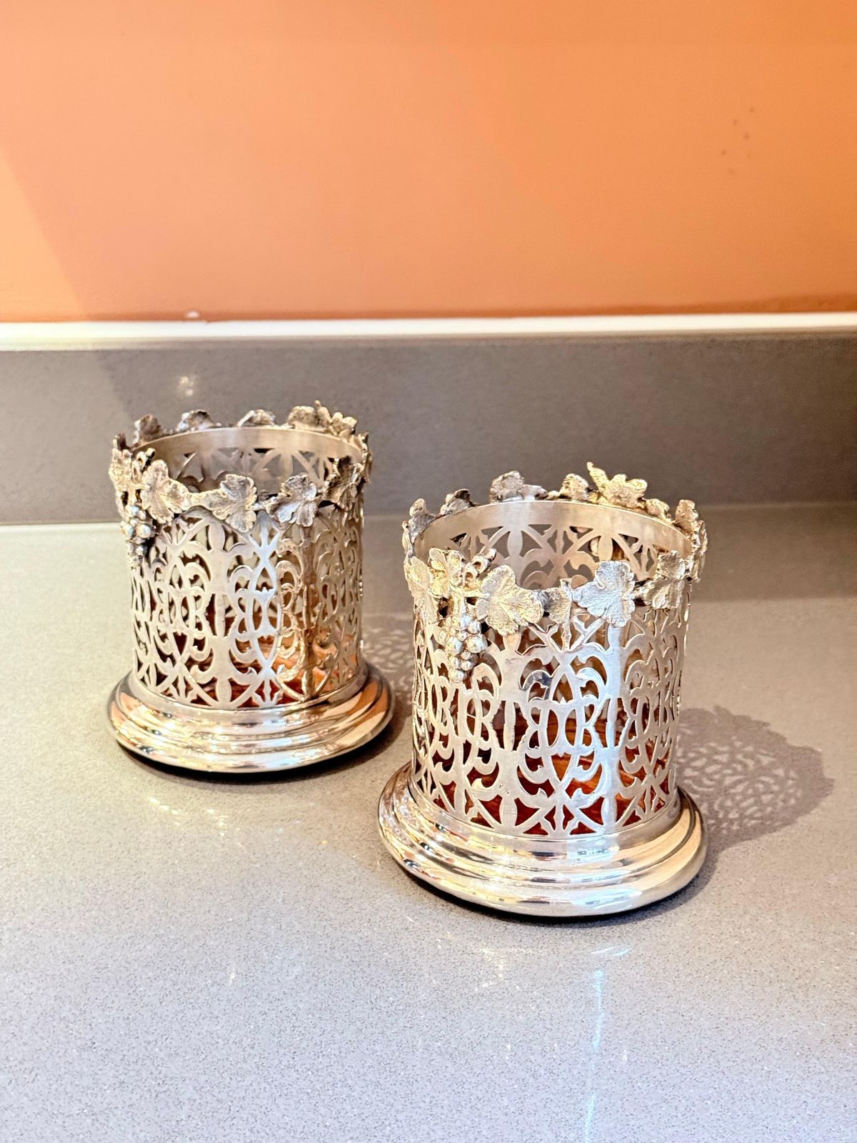 Paar Verzilverde Wijnflesonderzetters Met Druivenranken Decoratie Tafelgerei photo Woonaccessoires
