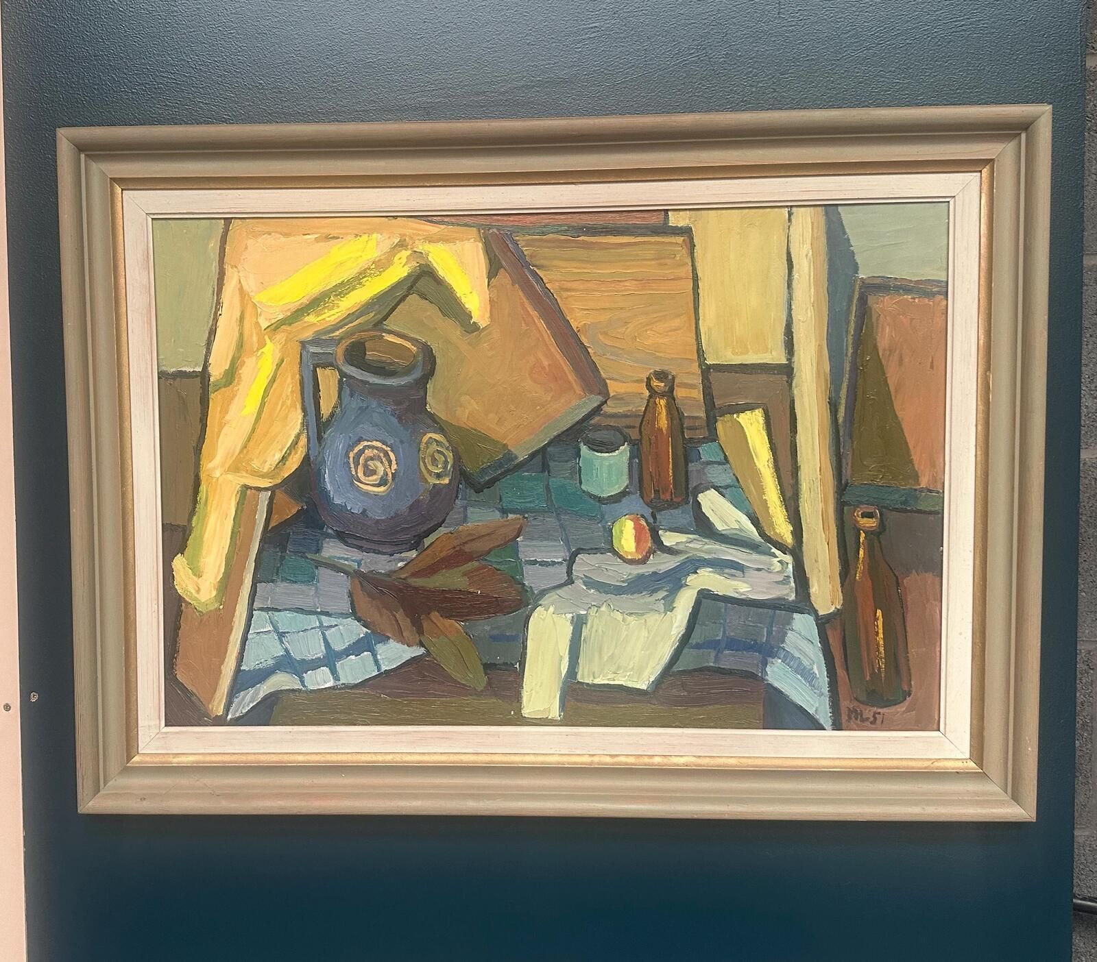 Original Swedish Oil On Panel – “Still Life With Jug And Bottles” By Martin Lindberg – 1951 – Vintage & Framed – 79 × 109 Cm (31.1" × 42.9")