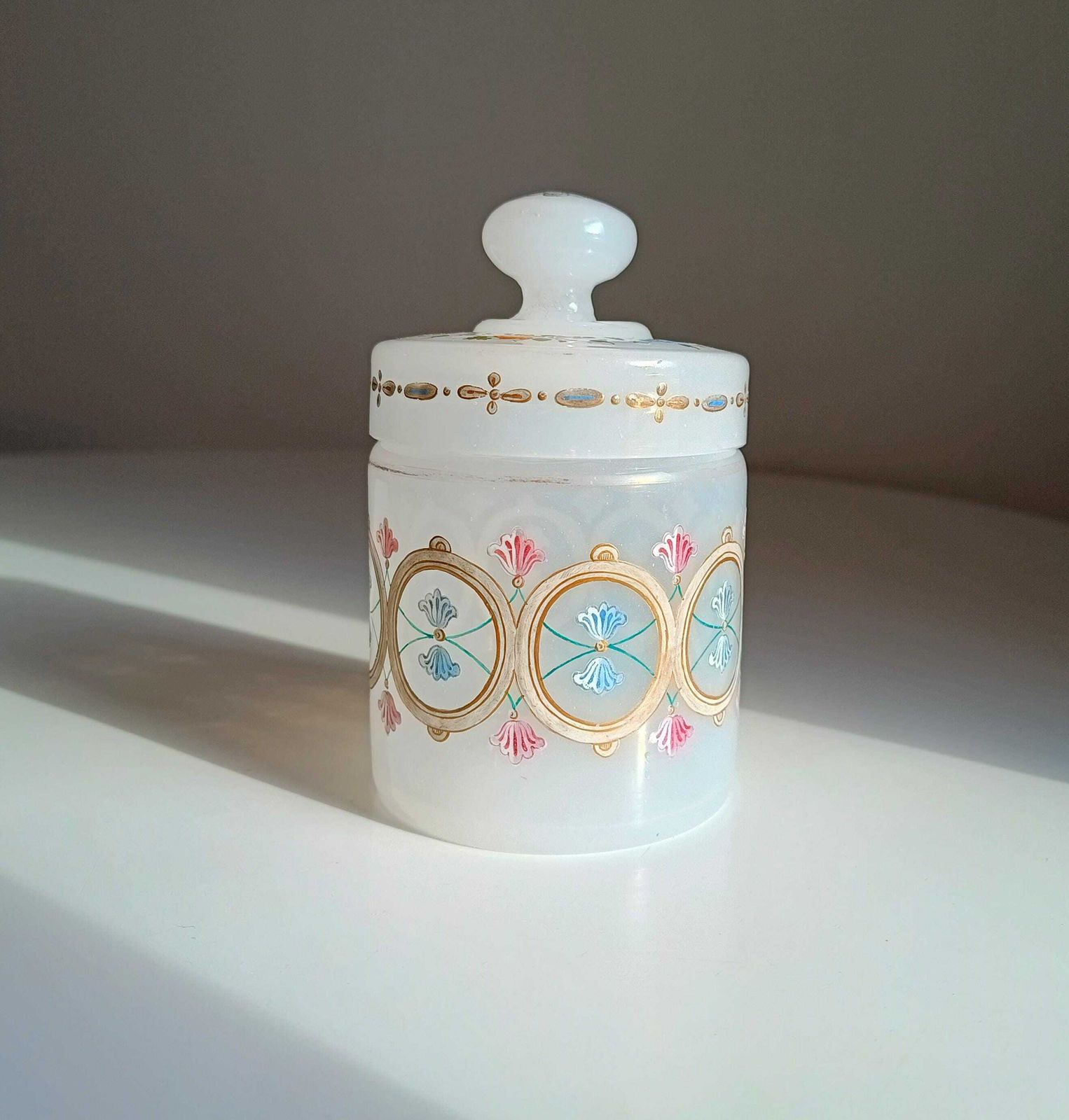 Antiek opalineglazen koekjespotje, handemaille, laat-Biedermeier, Romantic Revival, jaren 1860