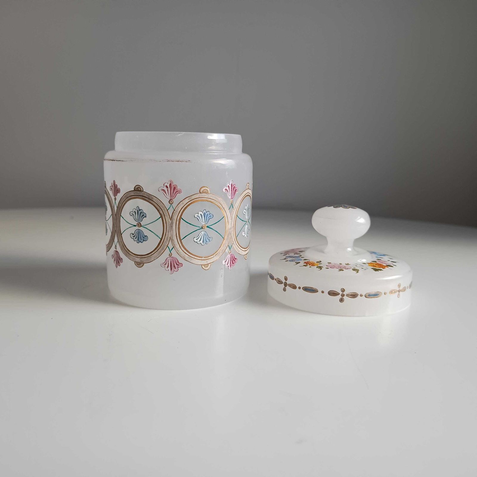 Antiek opalineglazen koekjespotje, handemaille, laat-Biedermeier, Romantic Revival, jaren 1860 photo vinterior