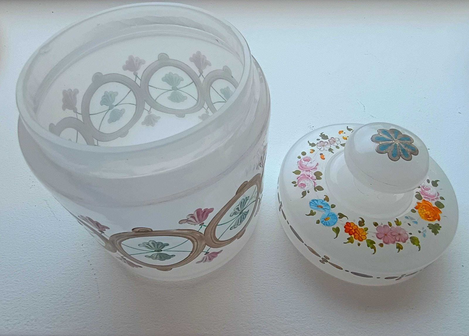 photo for sale Antiek opalineglazen koekjespotje, handemaille, laat-Biedermeier, Romantic Revival, jaren 1860