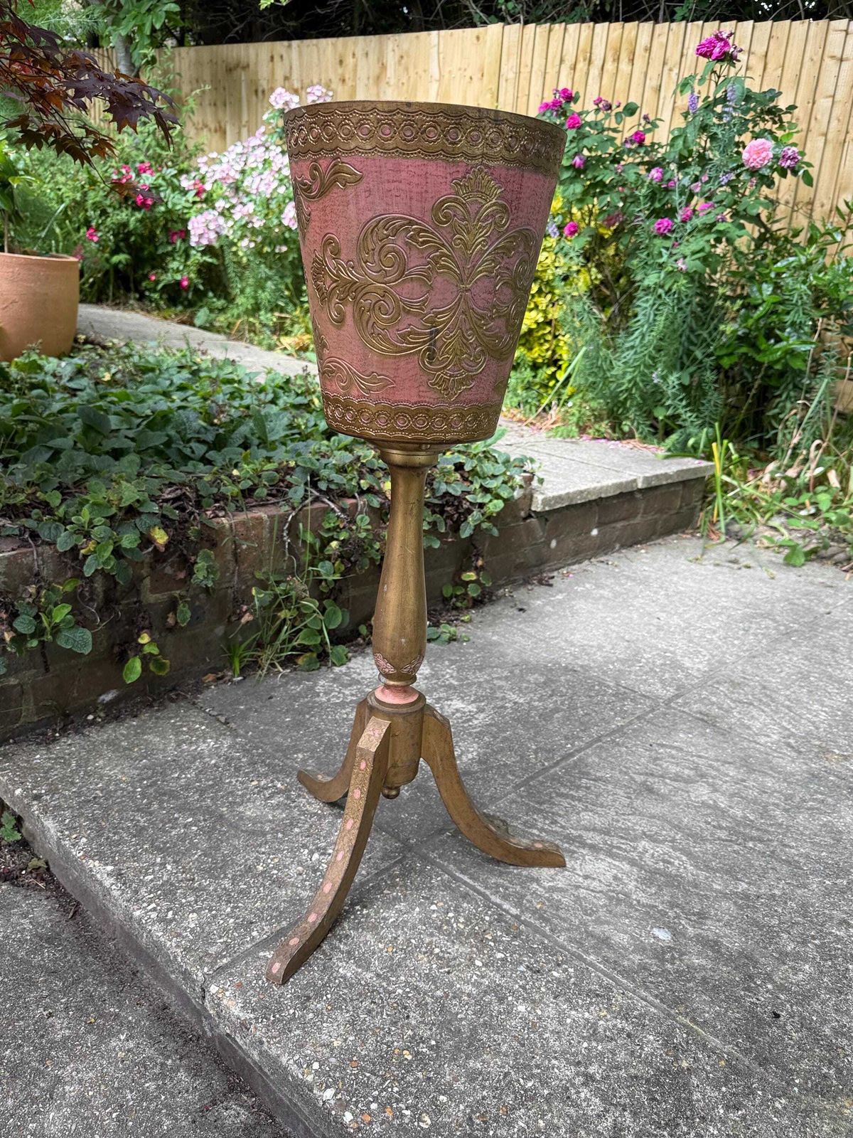 photo vintage Rare Vintage 1970s Pink And Gold Pedestal Planter Antique Style Jardiniere Stand