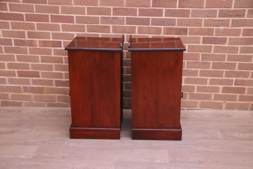 photo vinterior Pair Of Antique Mahogany Pot Bedside Tables