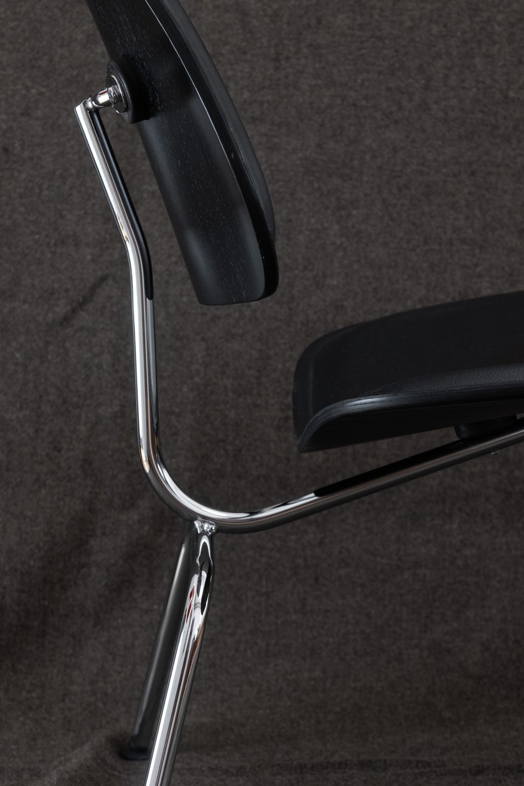 photo furniture Vitra Eames Lcm Lounge Chair In Black Ash & Black Leather