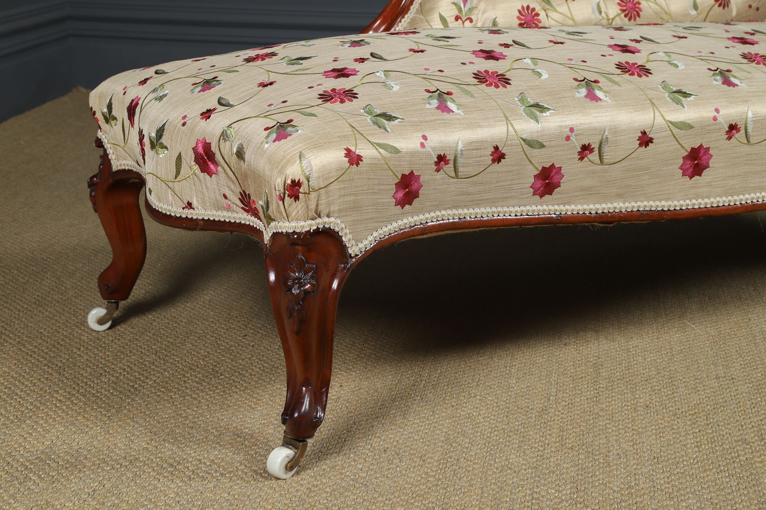 photo vintage English Victorian Mahogany Upholstered Chaise Longue Sofa Couch Settee (Circa 1860)