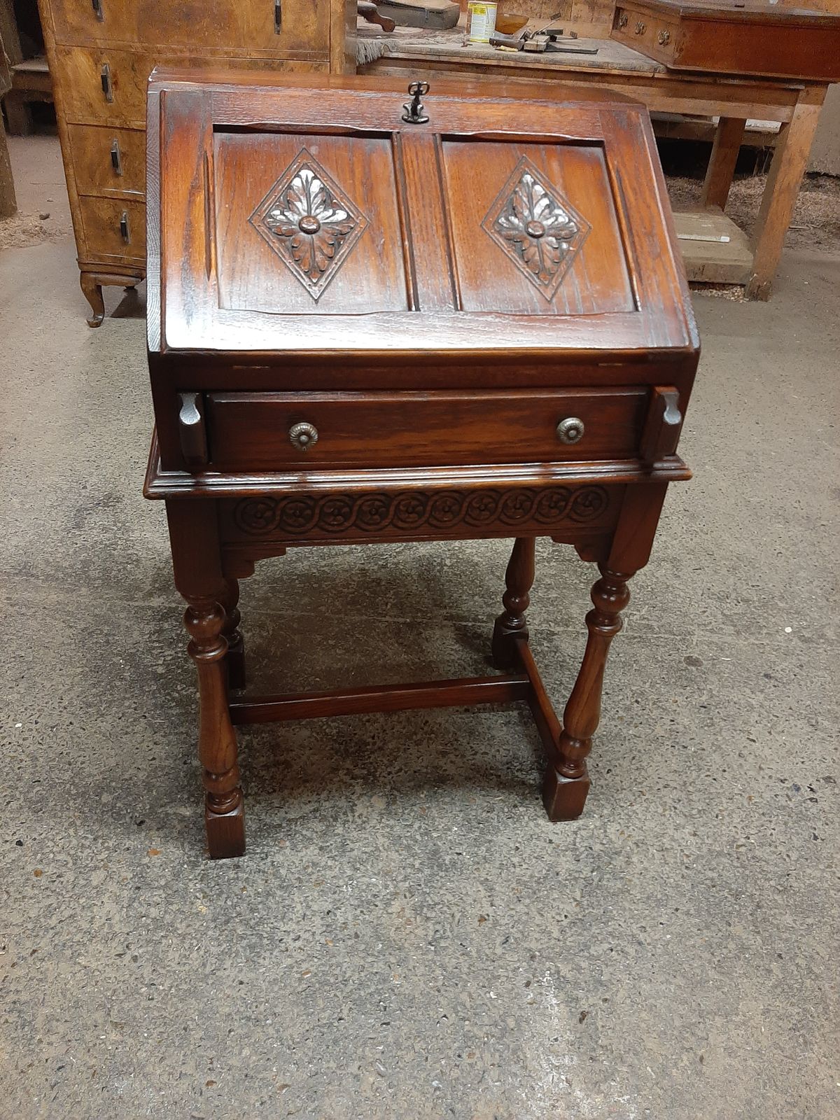 Lovely Rare  Vintage Old Charm Small Oak Bureau In Very Good Condition