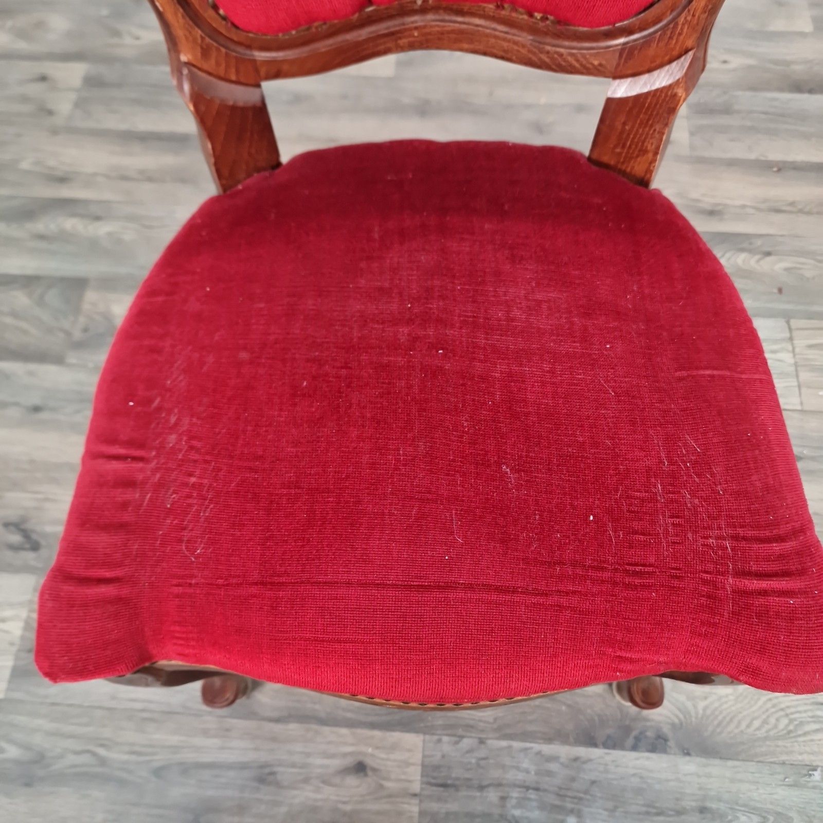 photo furniture Antique Victorian Style Chair Carved Walnut Red Upholstery Bedroom Seat Louis