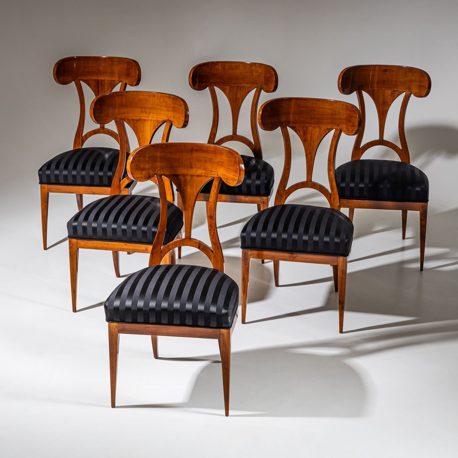 Set van zes Biedermeier-stoelen met schepvormige rugleuning, ca. 1820 photo furniture