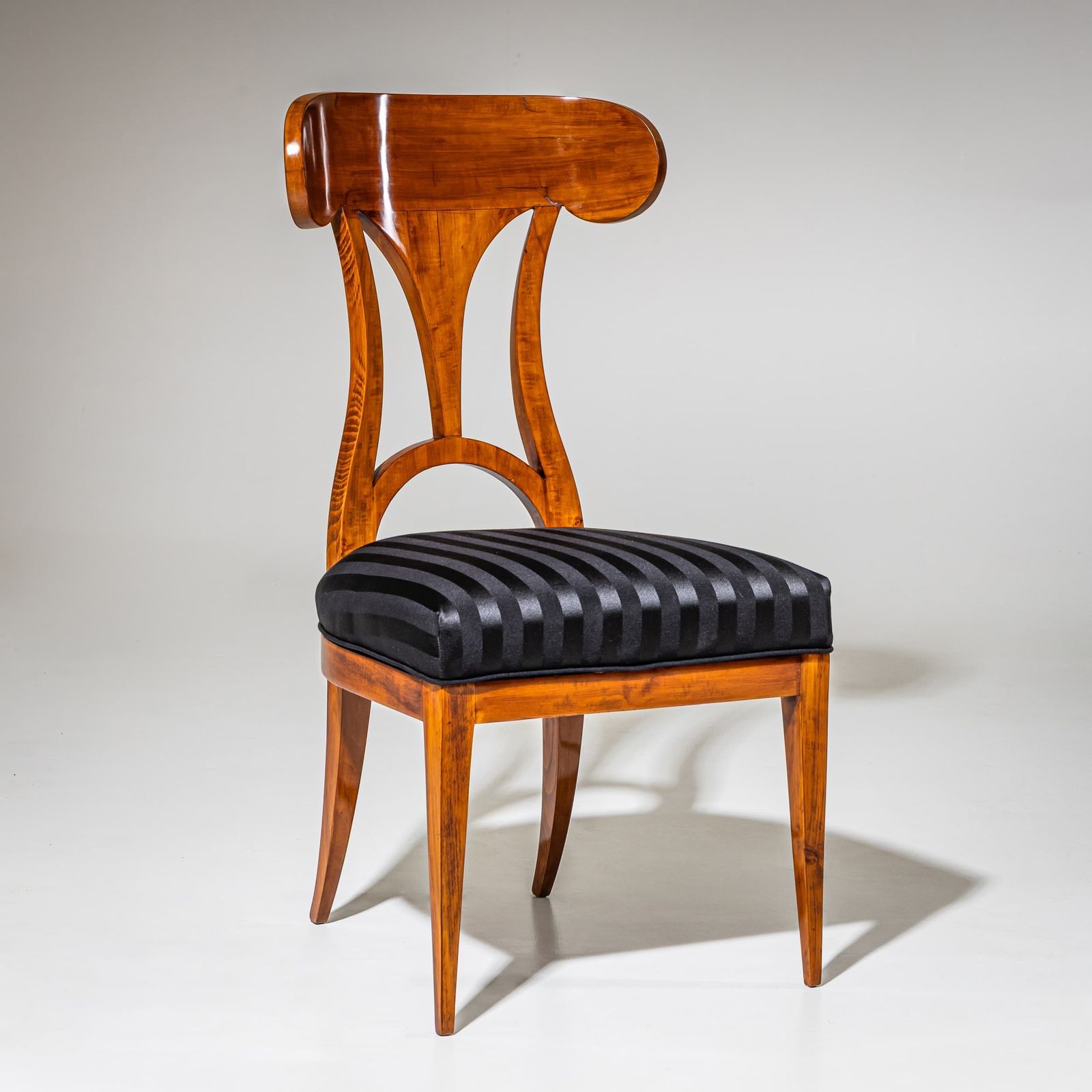 Set van zes Biedermeier-stoelen met schepvormige rugleuning, ca. 1820 photo vinterior