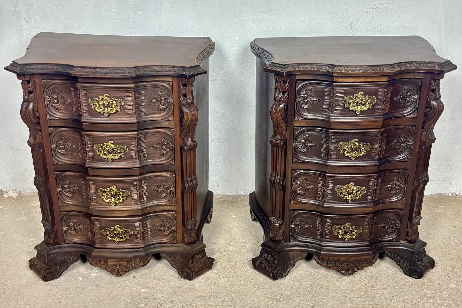 Paar gesneden houten nachtkastjes, jaren 1930 photo furniture