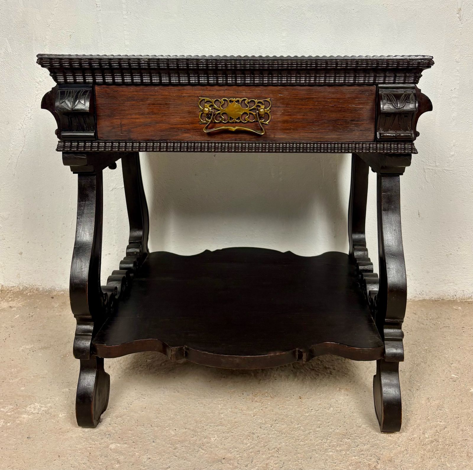 Mesa Portuguesa photo for sale