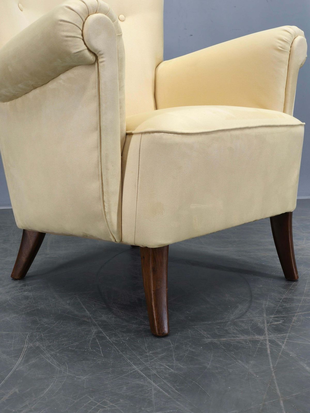 Fauteuil danois à dossier haut et oreilles, années 1950, retapissé photo vintage