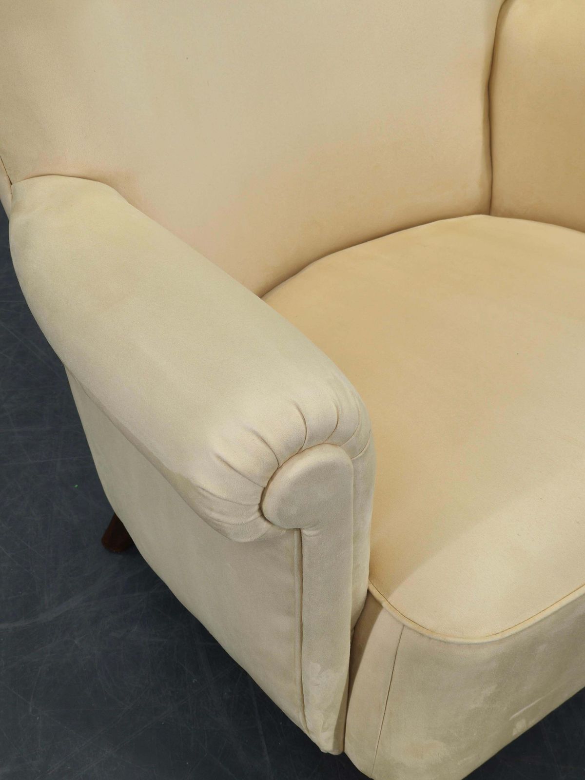 photo furniture Deense fauteuil met hoge vleugelleuning, ca. jaren 1950 – opnieuw bekleed