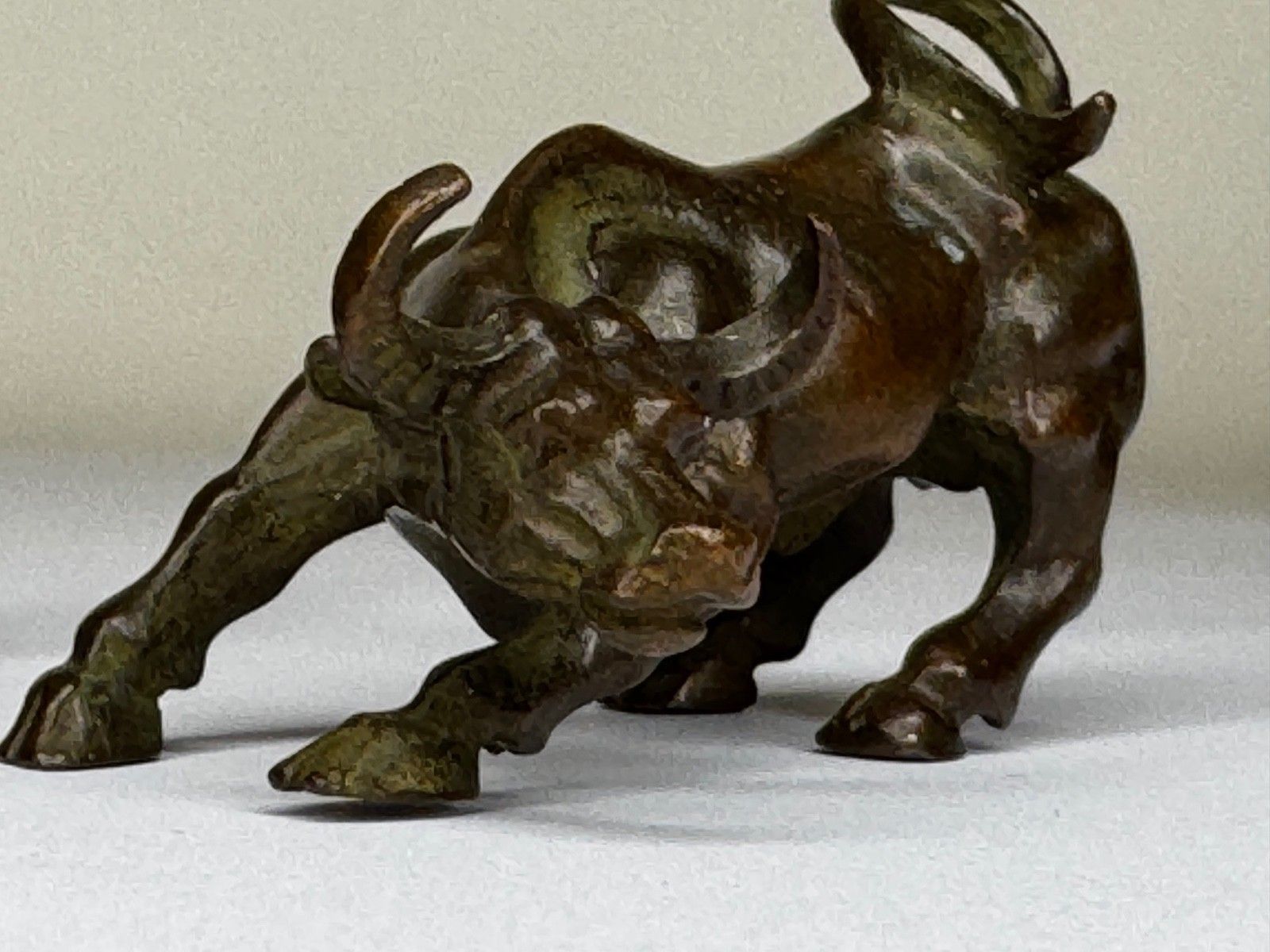 Miniatuurset Chinese Qing-dynastie bronzen waterbuffels, 19e eeuw photo for sale
