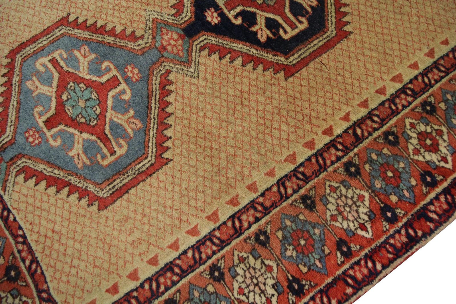Antiek loperkleed, geelgoud handgemaakt Sarab tapijt, trapkleed, vloerkleed photo Textiel