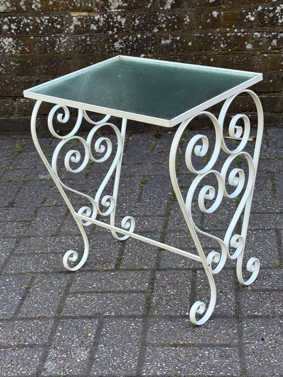 photo vintage Vintage 1970s Wrought Iron Side Table With Textured Glass Top M