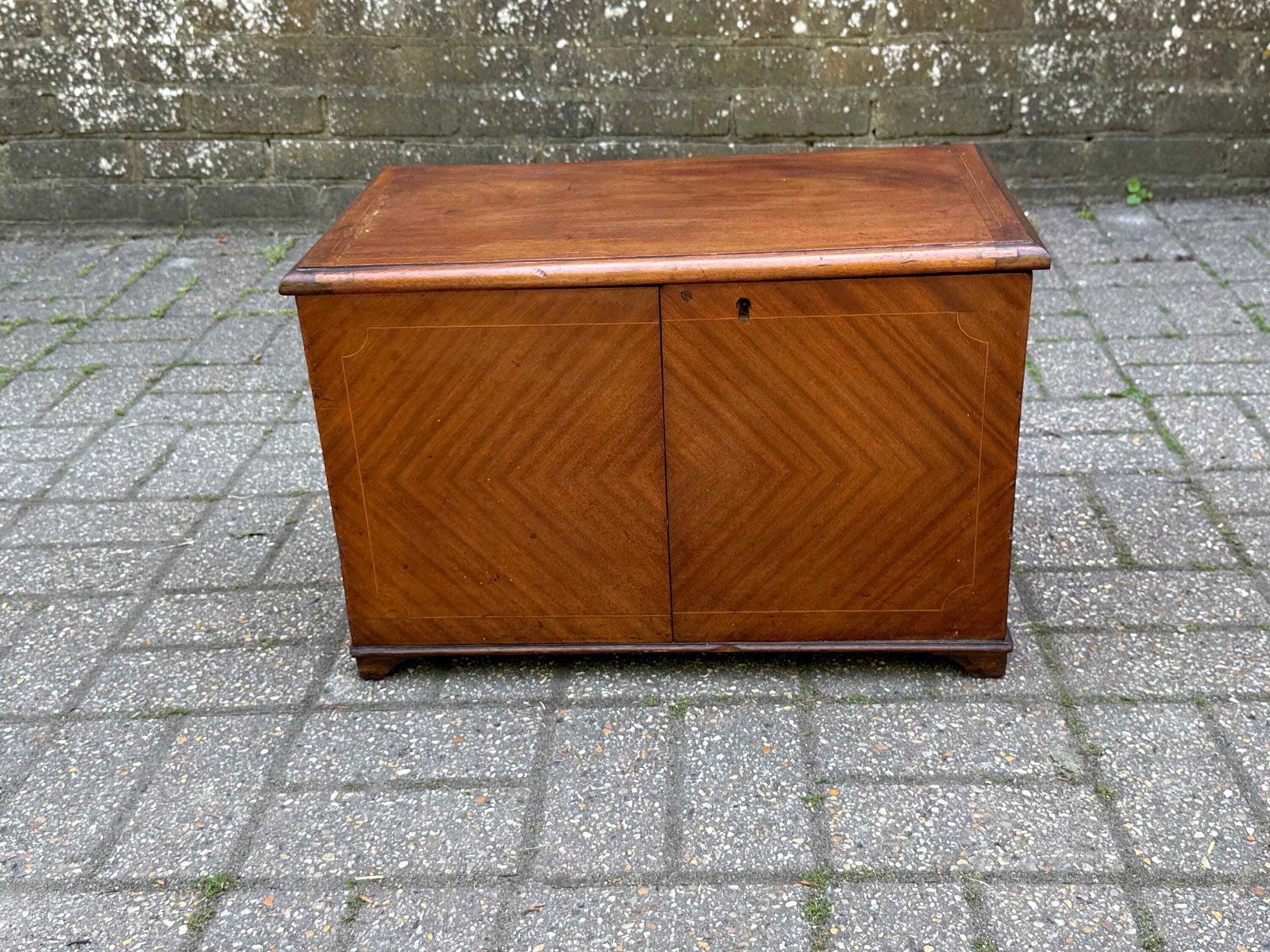 photo vintage Antique Victorian Mahogany Veneered Tea Caddy / Document Box – 19th Century (55cm W X 37cm H X 33cm D)