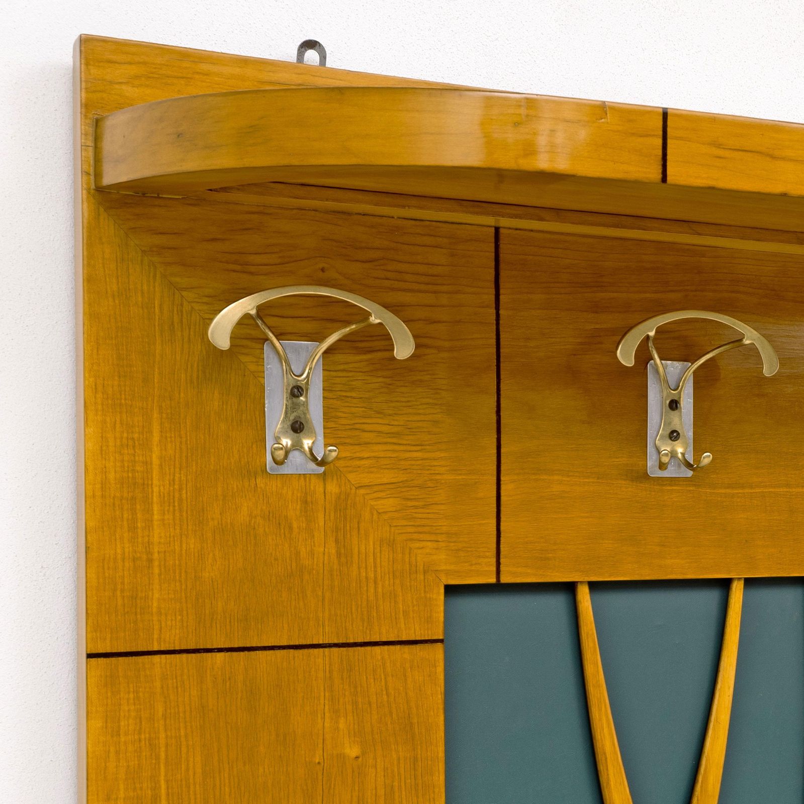 Porte-manteau Art déco italien en érable dans le style de Paolo Buffa, années 1950 photo for sale