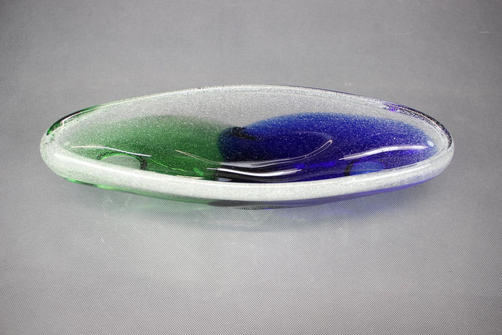 Mid-Century Tsjechoslowaaks Novy Bor blauw en groen kunstglas schaal, jaren 1960 photo furniture